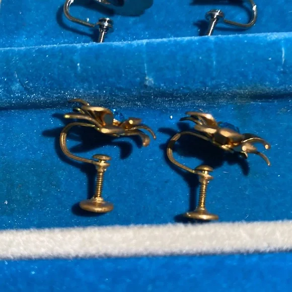 ANTIQUE EARRINGS. SET OF 2 screw on earrings. Brilliant blue stones. - Picture 8 of 9